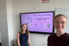 25.09.2026 r. Członkinie SKN Biologii Komórki Nowotworowej poprowadziły zajęcia edukacyjne pt. „Poznaj, zrozum, zapobiegaj – czyli wszystko co musisz wiedzieć o HPV” w Zespole Szkół nr 1 w Grodzisku Mazowieckim.