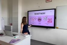 25.09.2026 r. Członkinie SKN Biologii Komórki Nowotworowej poprowadziły zajęcia edukacyjne pt. „Poznaj, zrozum, zapobiegaj – czyli wszystko co musisz wiedzieć o HPV” w Zespole Szkół nr 1 w Grodzisku Mazowieckim.